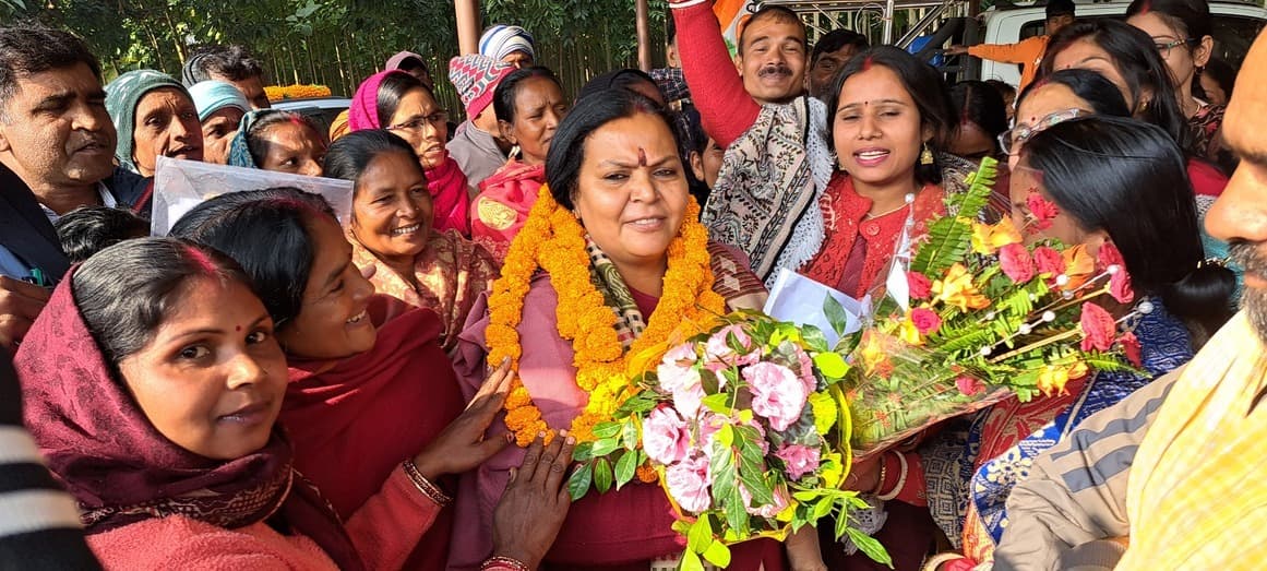 मंत्री से मुलाकात करने पहुंचते रहे लोग, दी बधाई