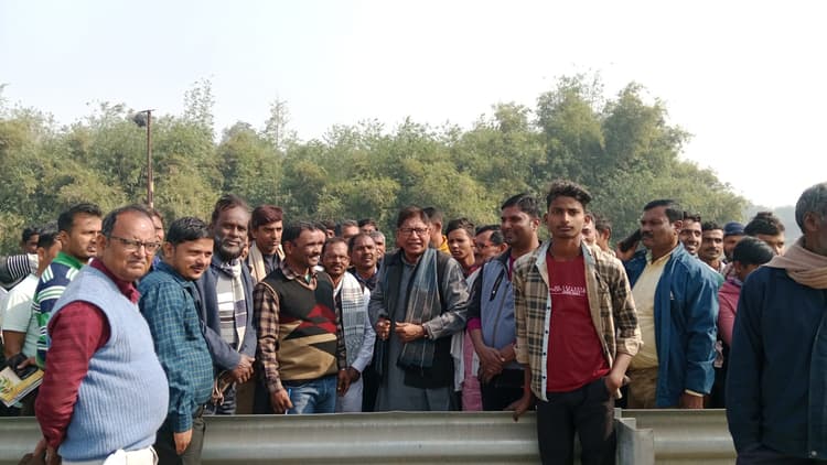 Katihar news : ग्रामीणों ने की मनिहारी-कटिहार फोरलेन के बेशर्मा पुल के पास गोलंबर निर्माण की