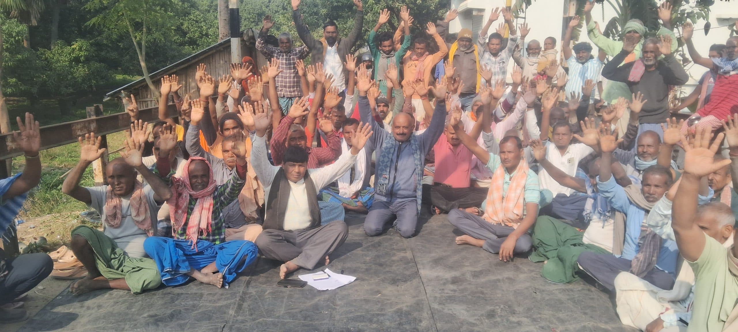 Bhagalpur news समपार फाटक बंद कर अंडरपास बनाने के खिलाफ ग्रामीणों का विरोध प्रदर्शन
