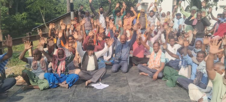 Bhagalpur news समपार फाटक बंद कर अंडरपास बनाने के खिलाफ ग्रामीणों का विरोध प्रदर्शन