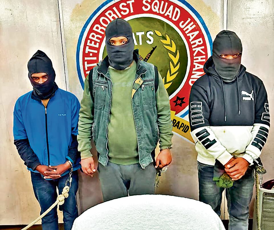 Ranchi News : क्रशर संचालक से रंगदारी मांगने व हजारीबाग में हुई घटना में तीन गिरफ्तार