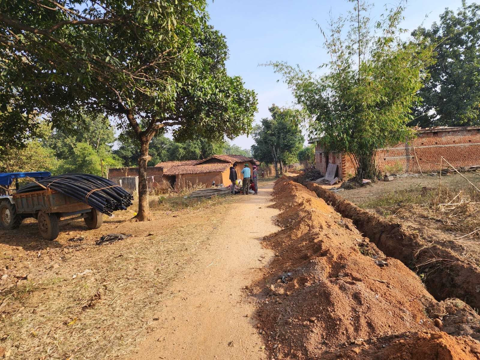 Giridih News: पारगो तलैया गांव में पाइपलाइन बिछाने का कार्य एकबार फिर शुरू