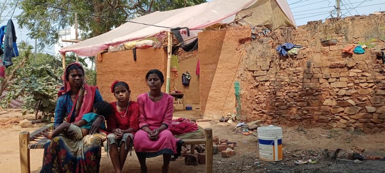 East Singhbhum : घाटशिला में आवास योजना से वंचित हैं ऊपरडांगा के गरीब , ठिठुरते हुए कट रहीं सर्द रातें