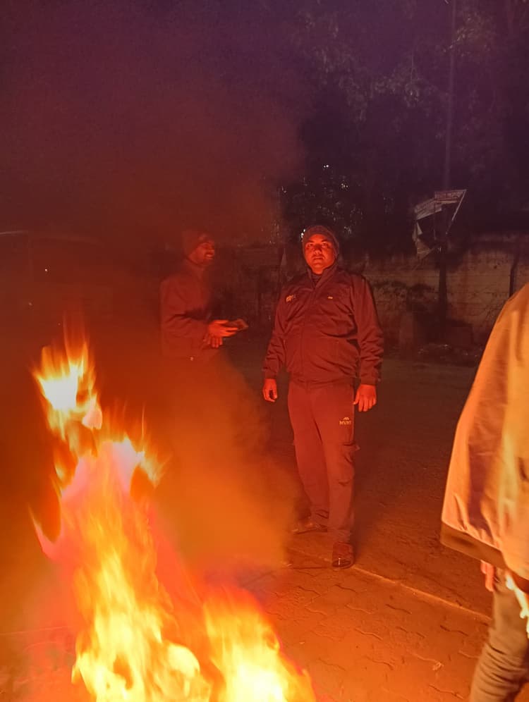 Chaibasa News : प सिंहभूम का पारा लुढ़कर 7.2 डिग्री पर पहुंचा, कनकनी से लोग घरों में दुबके