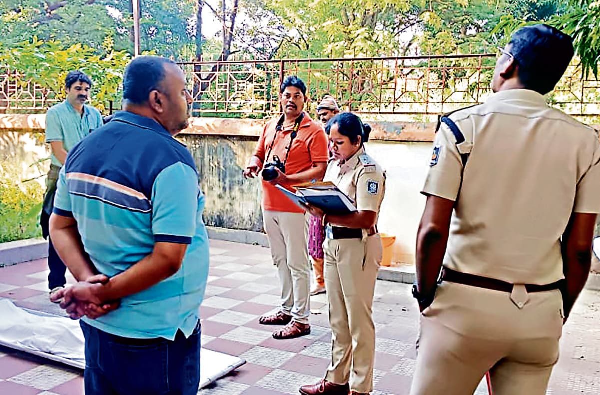 Rourkela News: घर में फंदे पर झूलती मिली विवाहिता की लाश, पति व देवर के खिलाफ दहेज हत्या का मामला दर्ज