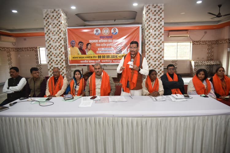 chaibasa news : चाईबासा पहुंचे पूर्व मुख्यमंत्री ने गुदड़ी घटना पर गहरी चिंता जतायी, कहा- सरकार से भरोसा उठने व थाने में न्याय नहीं मिलने पर कानून हाथ में लेती है जनता