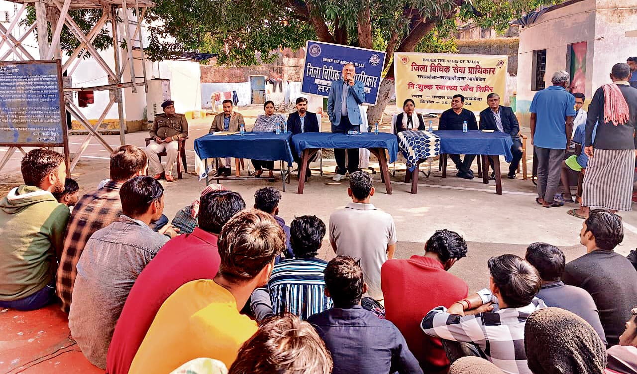 seraikela kharsawan news: सरायकेला मंडलकारा में लगी जेल अदालत, जज ने कहा-केस लड़ने में अक्षम कैदी डीएलएसए की मदद लें