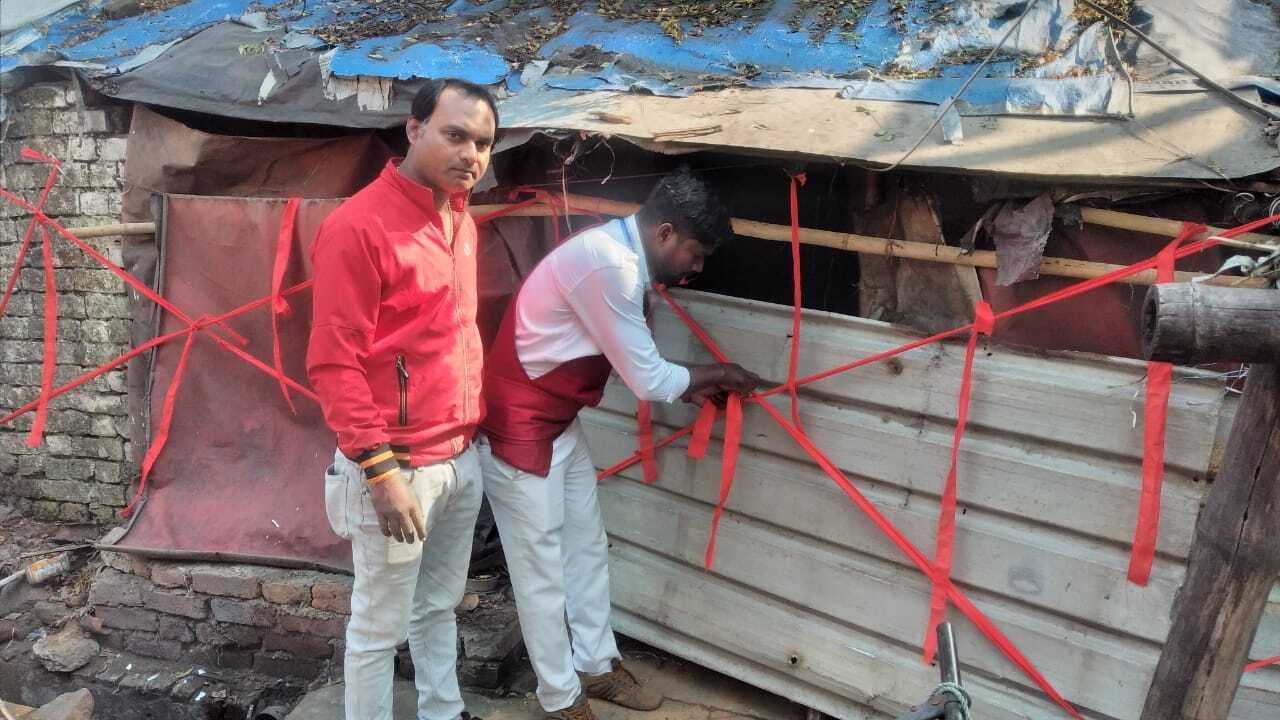 Jamshedpur News : टुइलाडुंगरी में विरोध के बीच दो मकानों को कराया गया कब्जा मुक्त