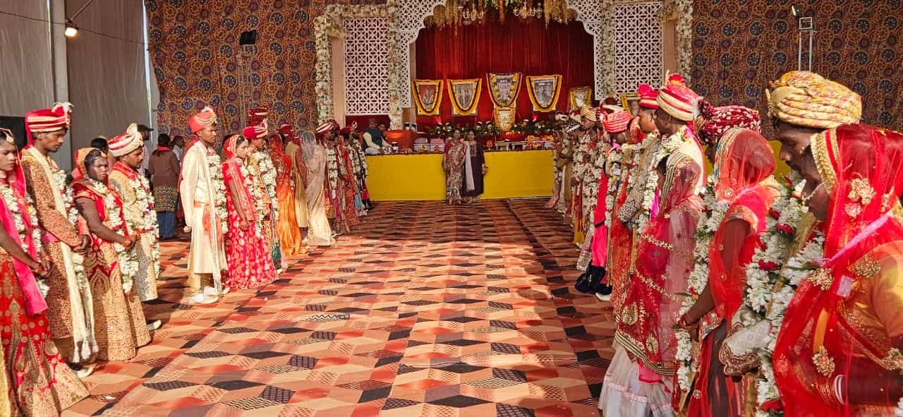 Dhanbad News: नरसिंह बांध बालाजी धाम ने कराया 108 कन्याओं का विवाह