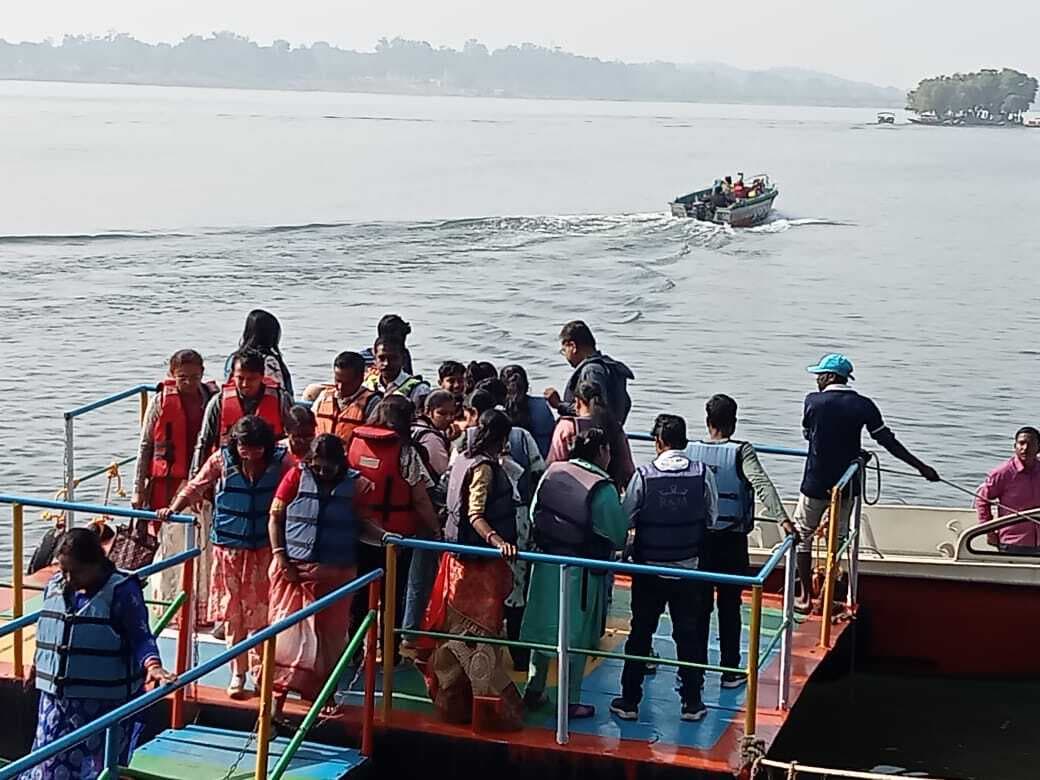 Dhanbad News : संडे को सैलानियों से गुलजार रहा मैथन डैम