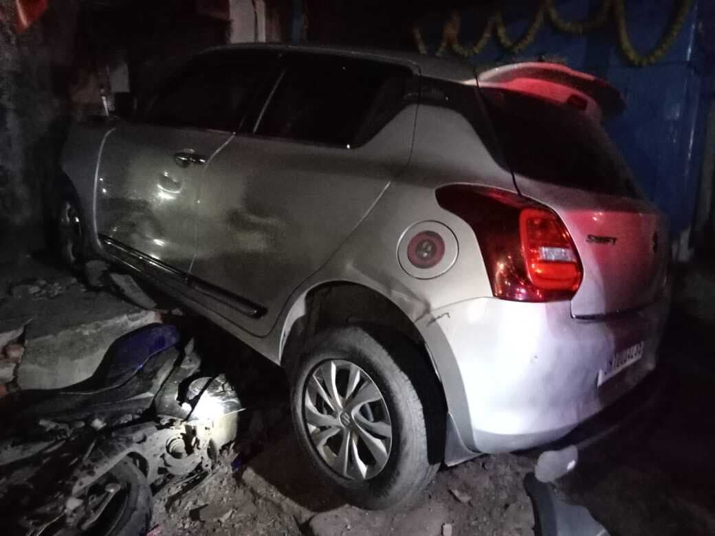 Dhanbad News: मैथन से पिकनिक मना लौट रहे युवकों की कार ने महिला व बाइक को मारी टक्कर, दो घायल