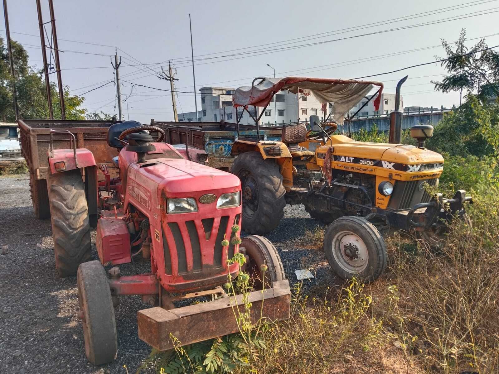 Dhanbad News: निरसा के भट्ठा में छापा, पांच टन कोयला लदे दो ट्रैक्टर जब्त