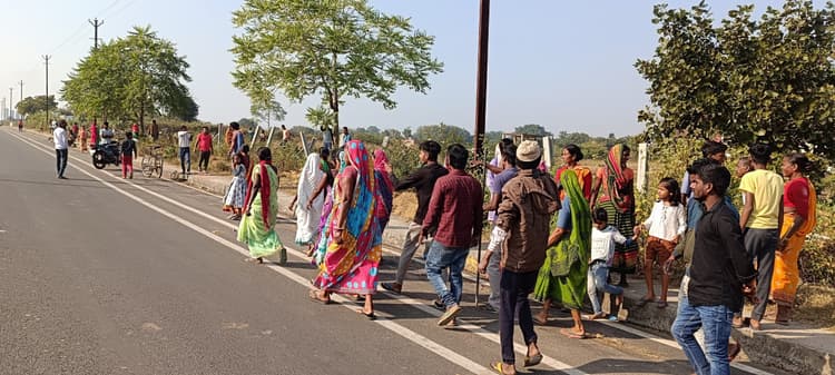 Dhanbad News: श्मशान घाट की जमीन की चहारदीवारी करा रहे लोगों को खदेड़ा, तोड़फोड़