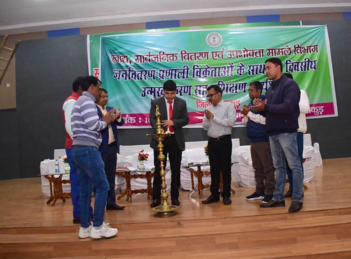 खाद्यान्न वितरण में कटौती करने वाले डीलरों को बख्शा नहीं जायेगा: डीसी