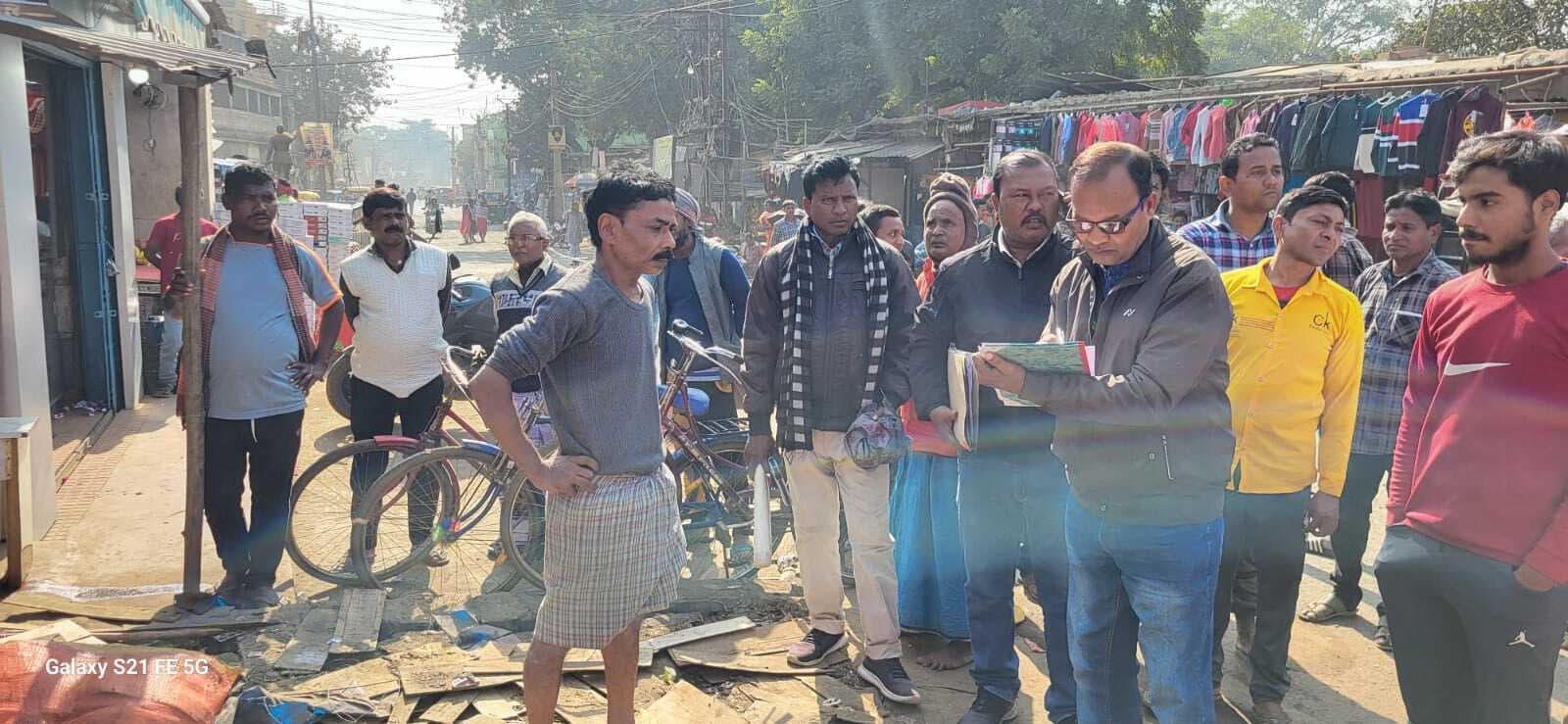 अतिक्रमित स्थलों की करायी मापी, प्रशासन ने कराया सीमांकन