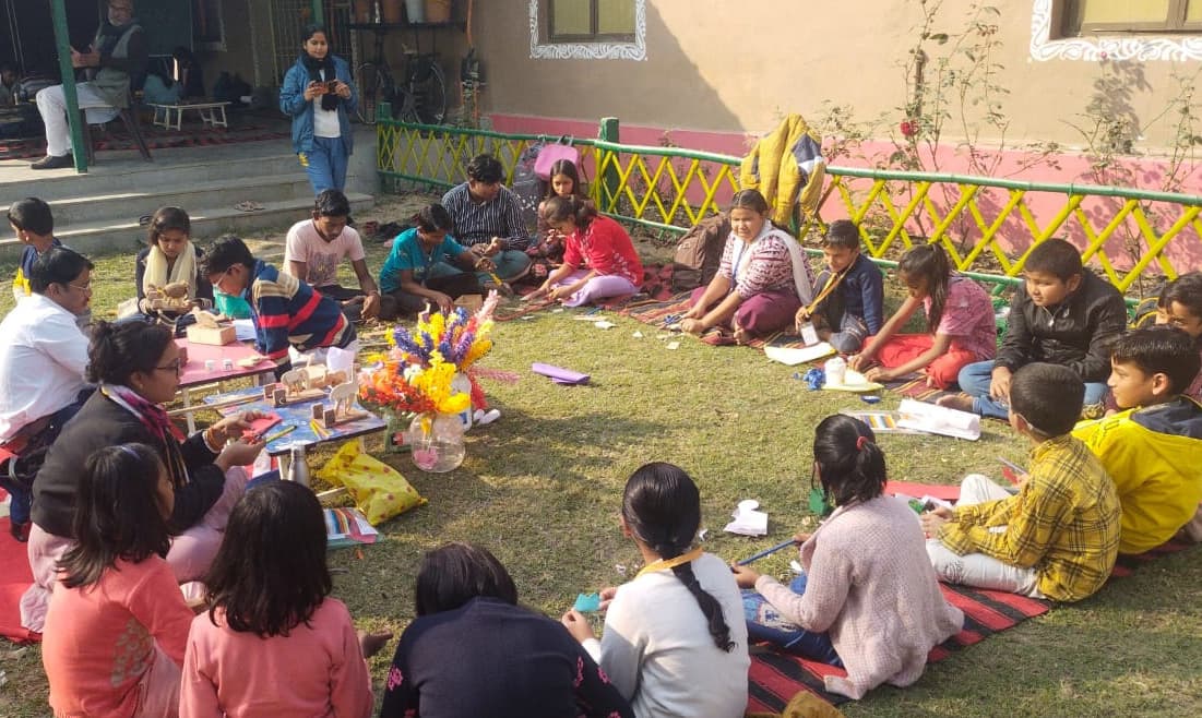 बच्चों ने हस्तकला व ग्रीटिंग मेकिंंग कार्यशाला में दिखाया हुनर