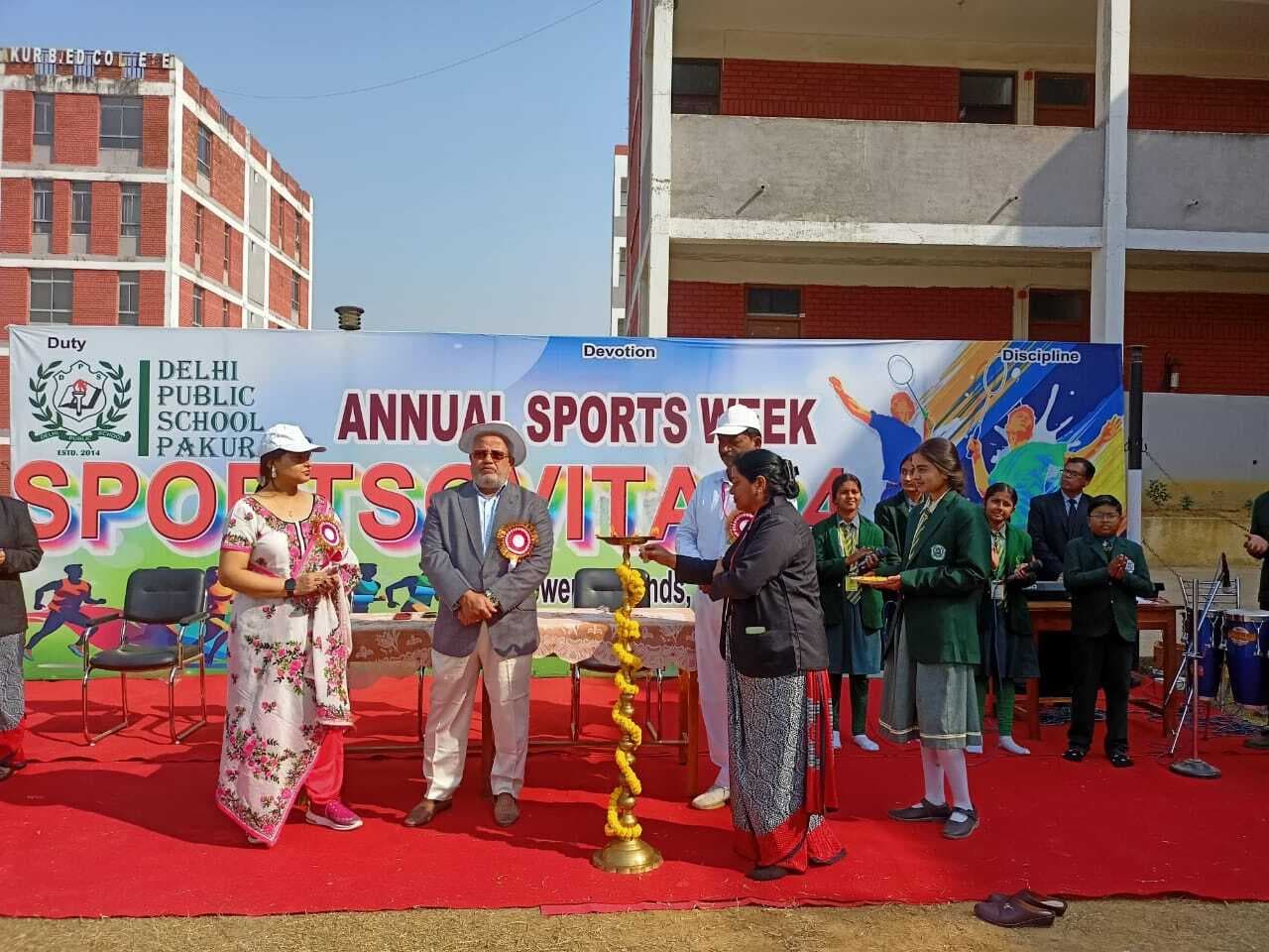 पोम-पोम व डंबल के साथ बच्चों के नृत्य ने बांधा समां