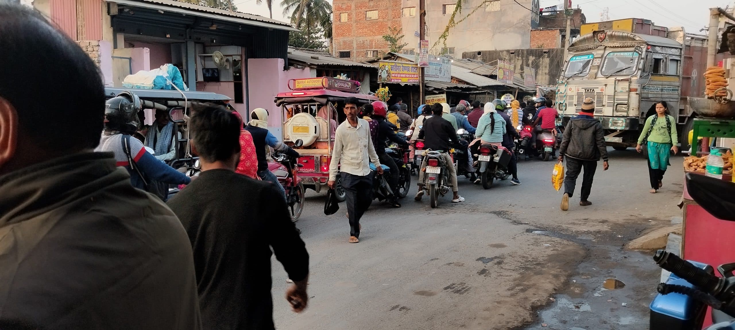 अतिक्रमण के कारण पिपरा बाजार में लगता है जाम