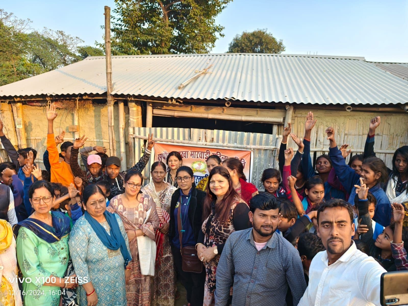 गरीब व जरूरतमंद 55 बच्चों के बीच गर्म कपड़ों का  किया गया वितरण