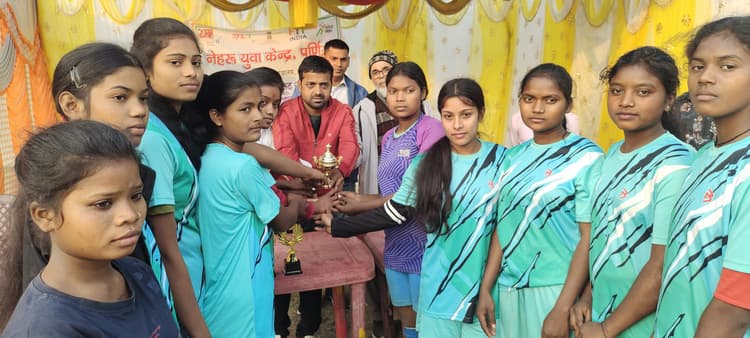 नेहरू युवा केंद्र ने परोरा में करायी खेलकूद प्रतियोगिता