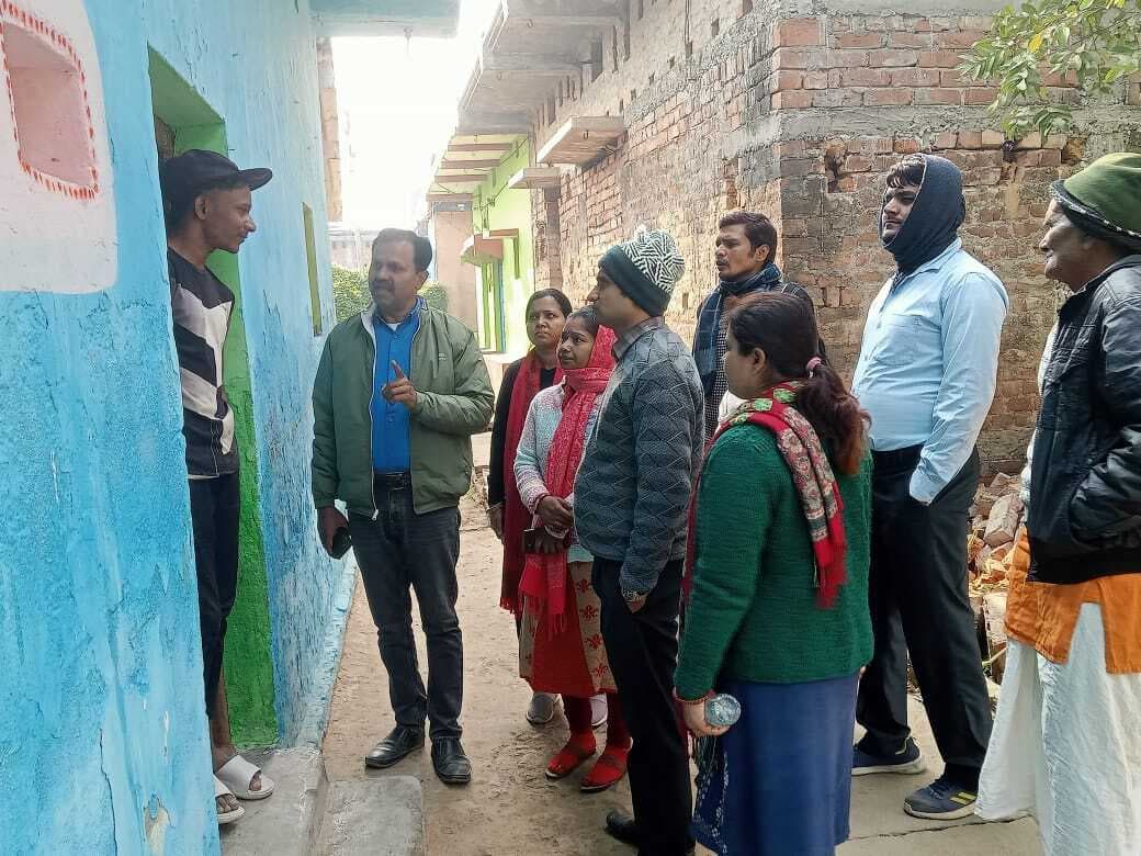 घर-घर जाकर बच्चों को विद्यालय आने के लिए प्रेरित कर रहे शिक्षक