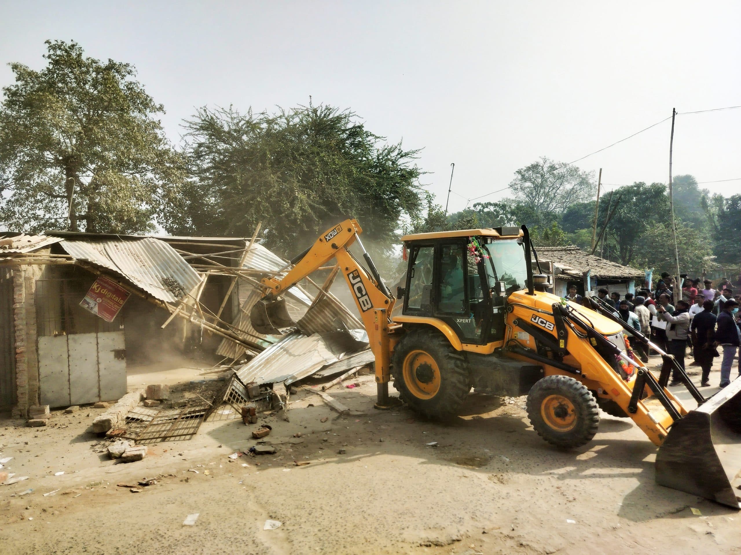 रेलवे ने अतिक्रमण हटाओ अभियान चला कर अपनी जमीन कराया खाली, दीवार गिरने से तीन महिला हुई चोटिल