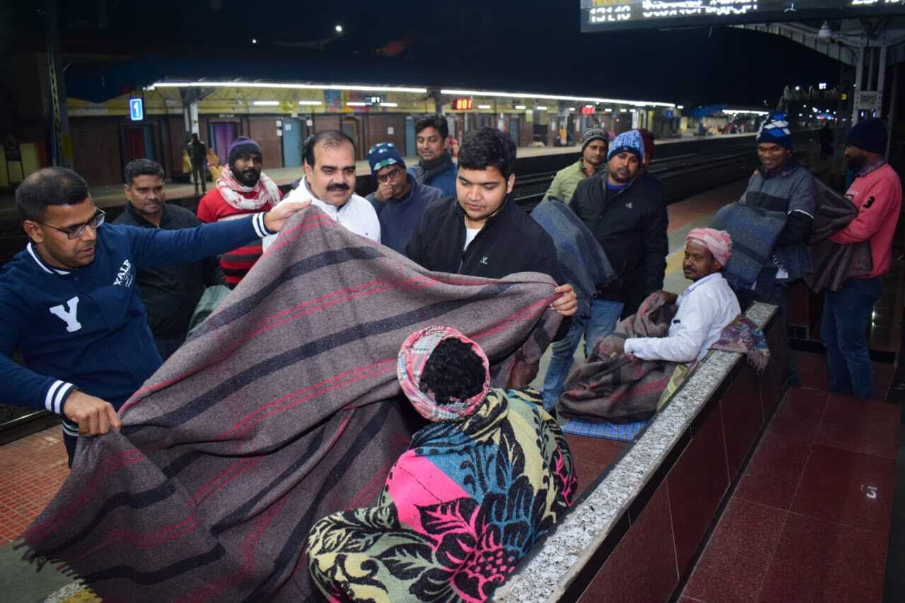 जरूरतमंदों के बीच डीसी व एसपी ने किया कंबल का वितरण