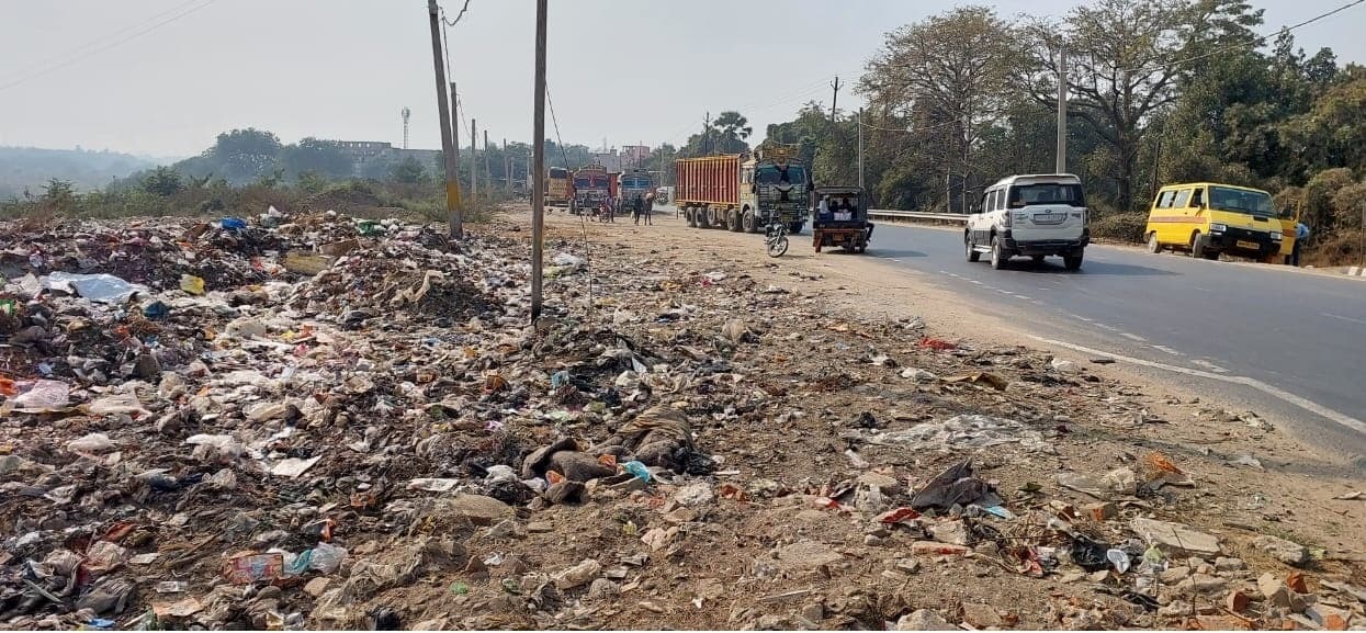 किऊल नदी किनारे कचरा डंप होने से शहर की हवा हो रही प्रदूषित