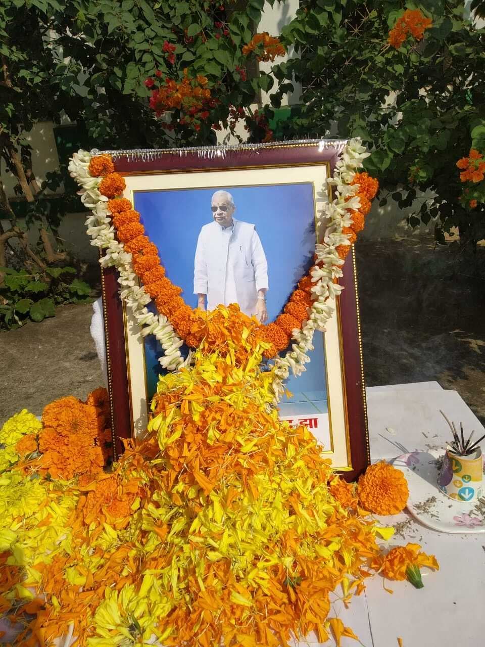 Deoghar News : डॉ कृष्णानंद झा के निधन पर हिंदी विद्यापीठ में शोक सभा, तीन दिनों का अवकाश घोषित