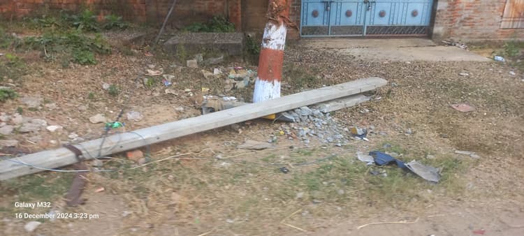 वाहन की टक्कर से बिजली पोल टूटकर क्षतिग्रस्त