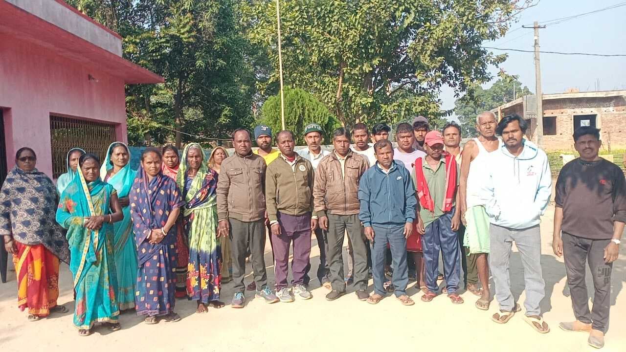 नावाडीह मोनाटोला में रैविमो व रैयतों ने ग्रामीणों के साथ की बैठक