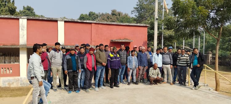 हड़ताल पर गये एमयू के आउटसोर्सिंग कर्मी