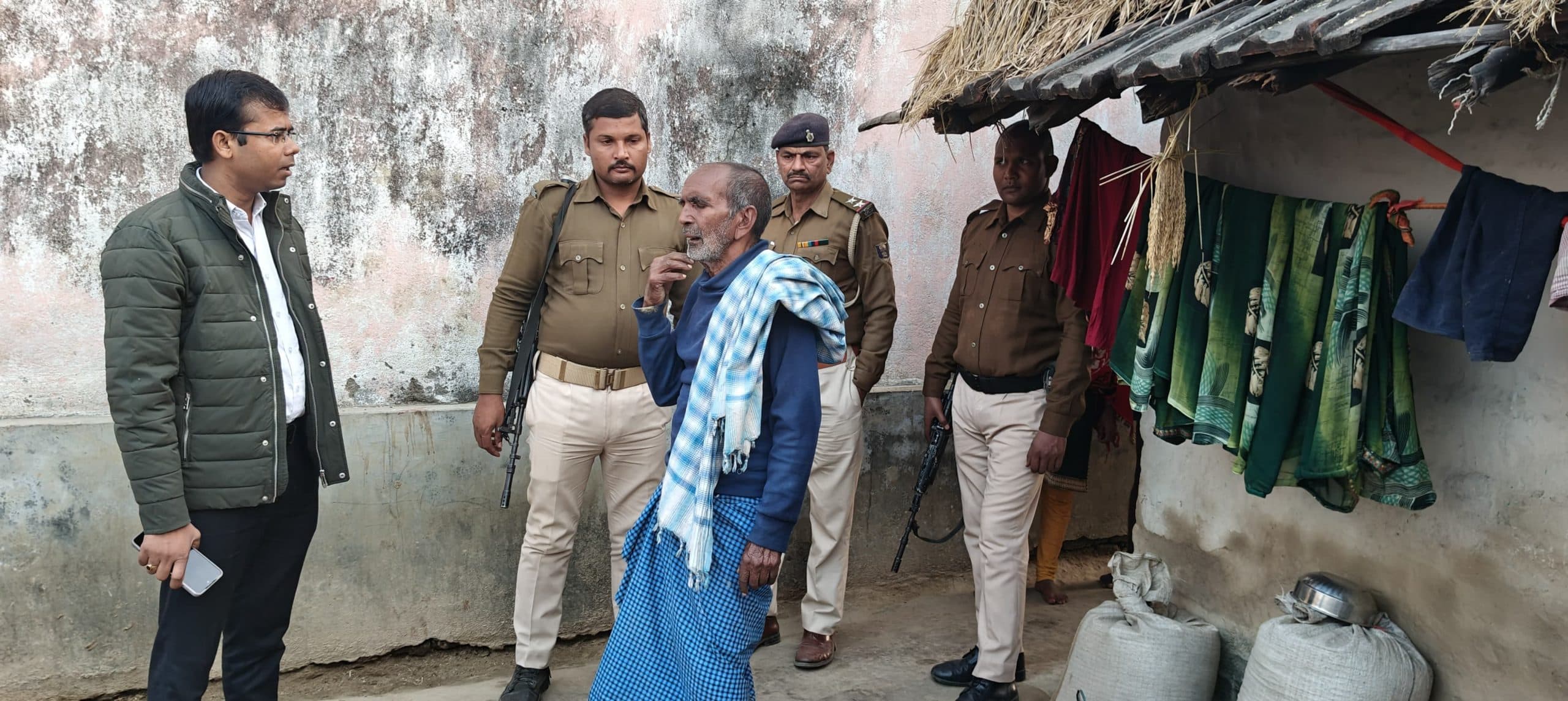 बीडीओ ने आवास योजना की जांच की, दी चेतावनी