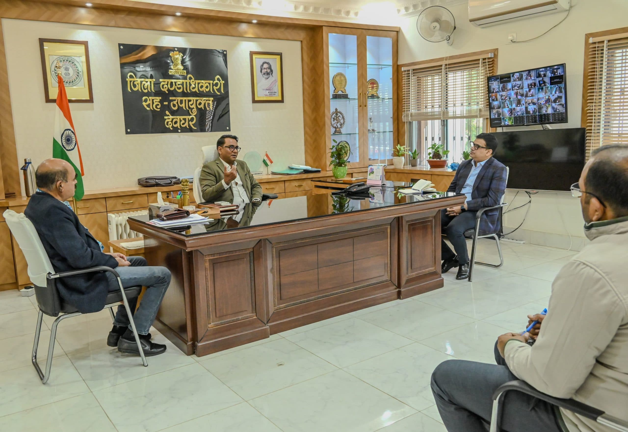 Deoghar News : श्मशान घाट का होगा जीर्णाेद्धार, तालाब की सफाई व बिजली व्यवस्था बेहतर करने के निर्देश