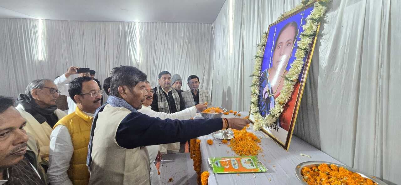 दिवंगत समाजसेवी सुमित्रा देवी को श्रद्धांजलि देने पहुंचे पूर्व केंद्रीय मंत्री व सांसद