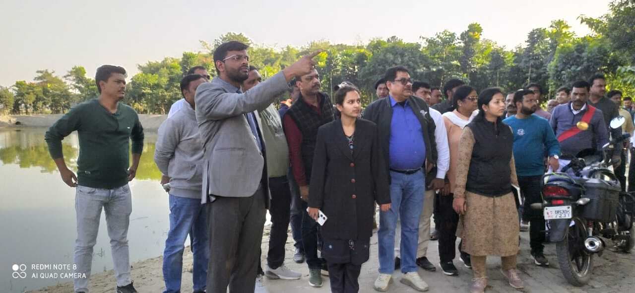 तालाब में गिरे नाव के टुकड़ों को जल्द निकालें