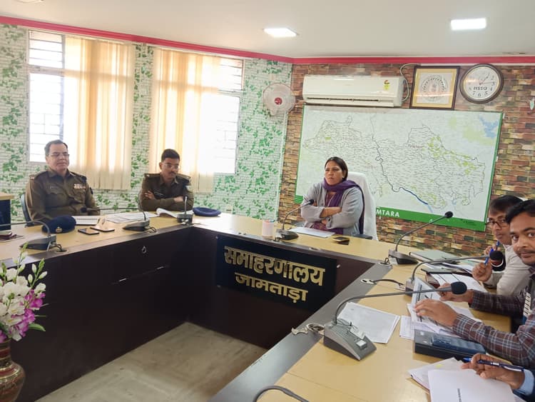 झार सेवा पोर्टल से जाति, आवासीय, आय प्रमाण-पत्र समय से करें निर्गत : डीसी