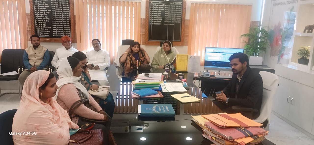 किशनगंज की खबर...जिप अध्यक्ष के आवास के बाहर संदिग्ध बाइक सवार के मामले में दिया आवेदन