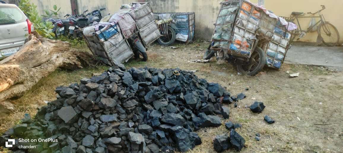अवैध कोयला लोड दो बाइकें जब्त, चालक फरार