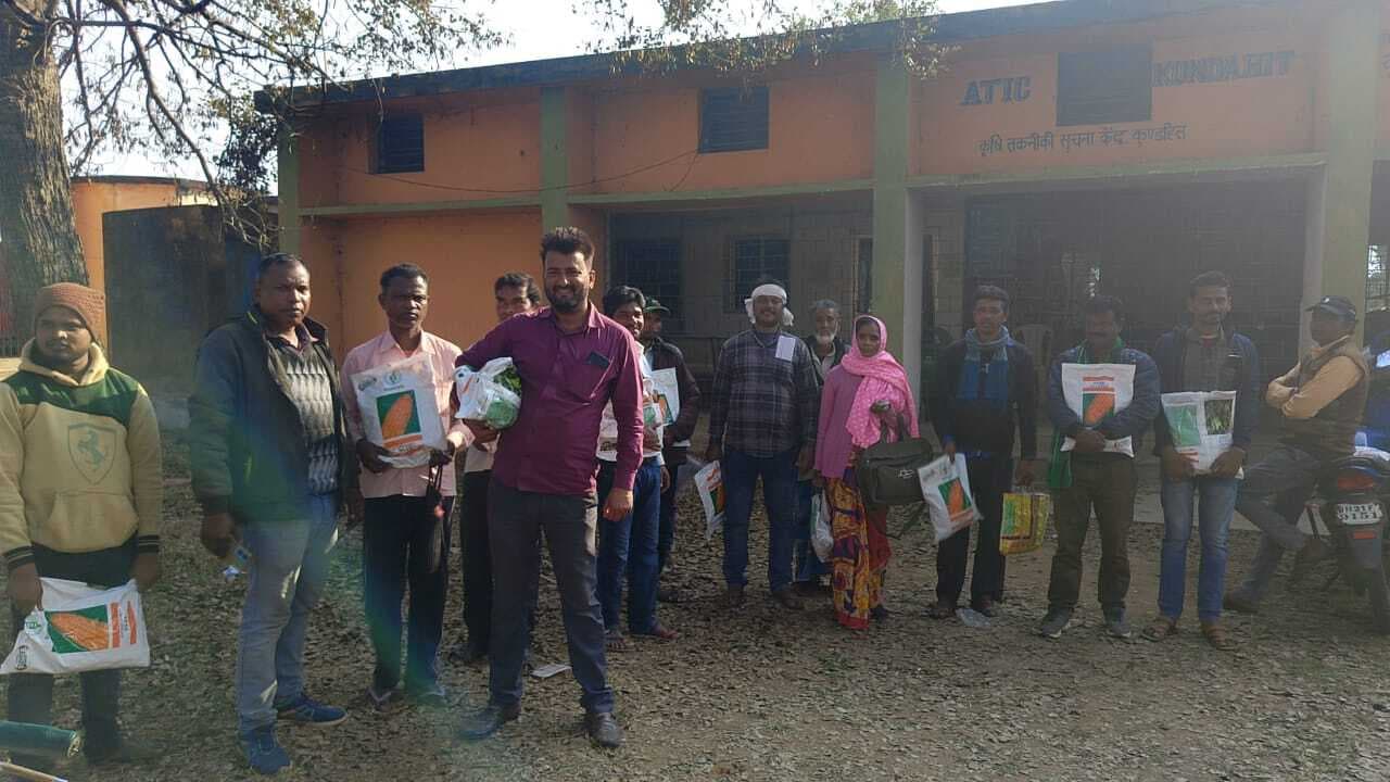 60 किसानों को मिला मसूर व मक्के का बीज