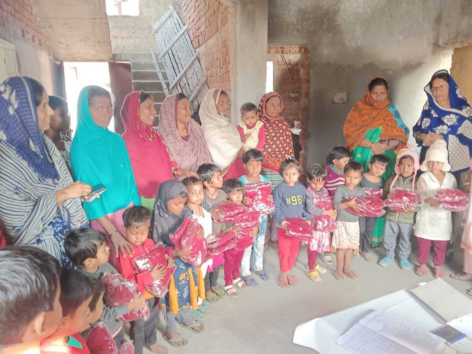 आंगनबाड़ी केंद्र में बच्चों के बीच स्वेटर वितरित