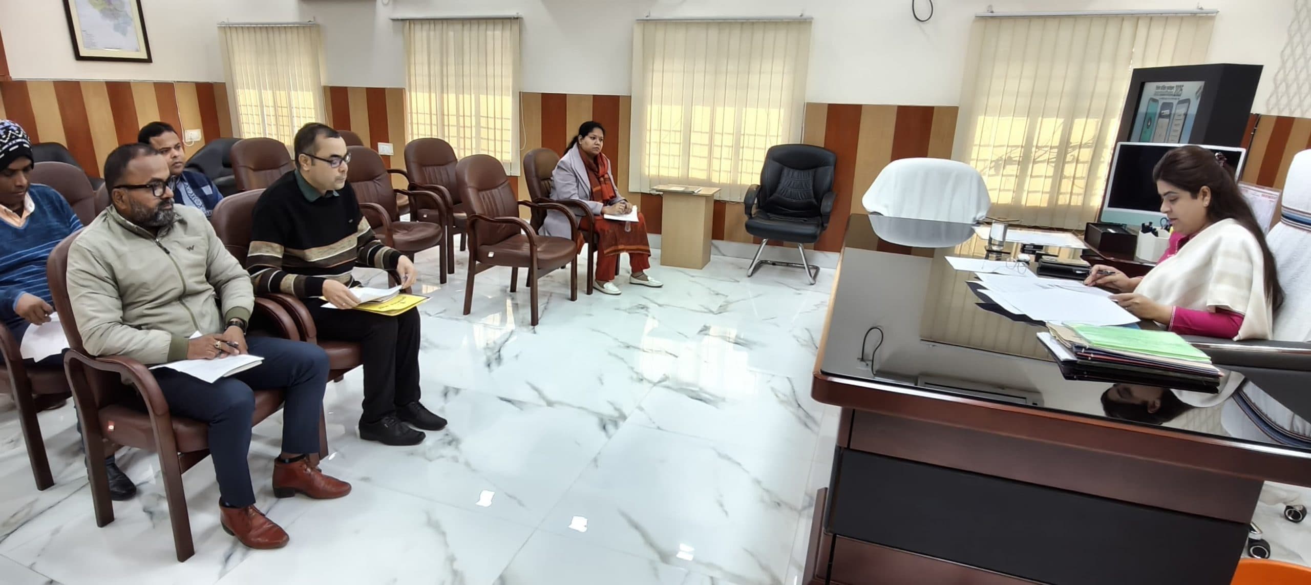 सरकार की योजनाओं को प्राथमिकता के आधार पर जमीन पर उतारें: डीएम