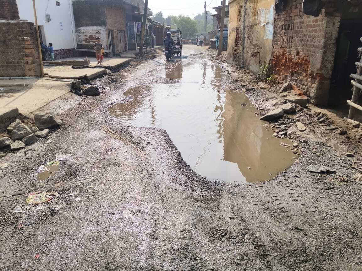 झाझा-सिमुलतला सड़क जर्जर, राहगीर को हो रही परेशानी