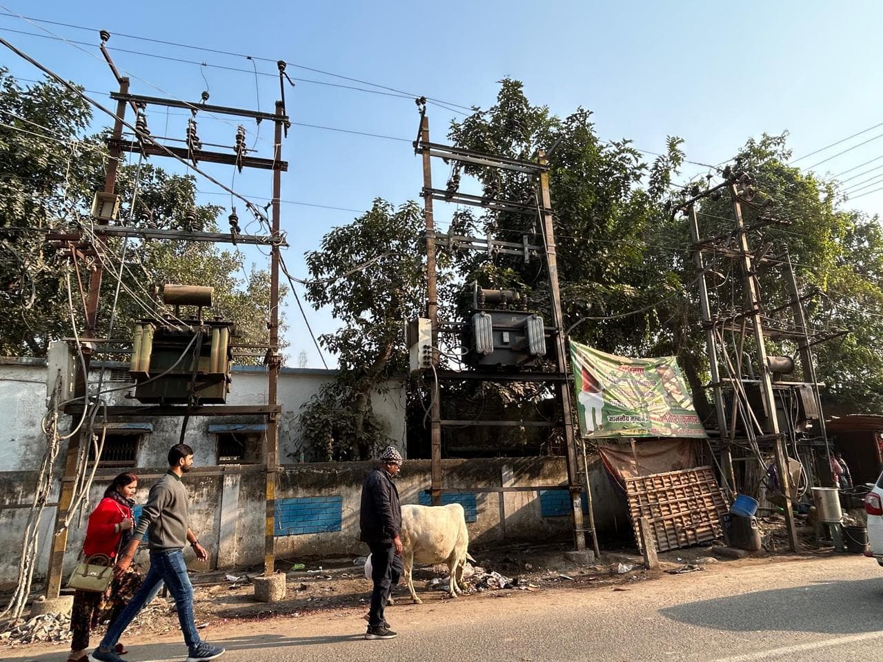 Madhepura news : जर्जर ट्रांसफार्मर : बिजली विभाग की लापरवाही की वजह से अनहोनी की आशंका