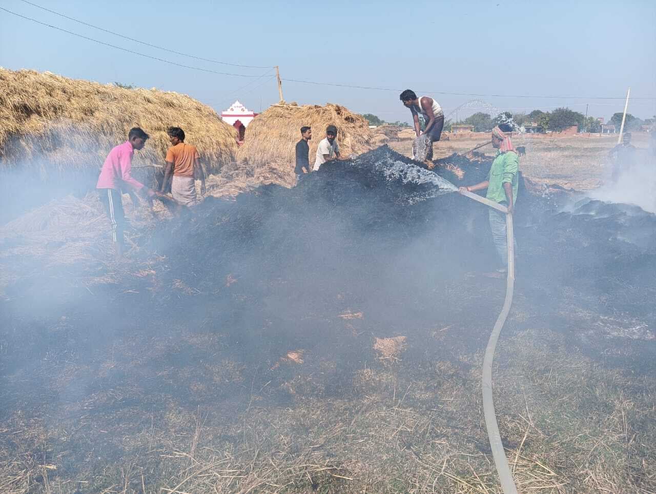 खलिहान में आग लगने से हजारों का धान राख