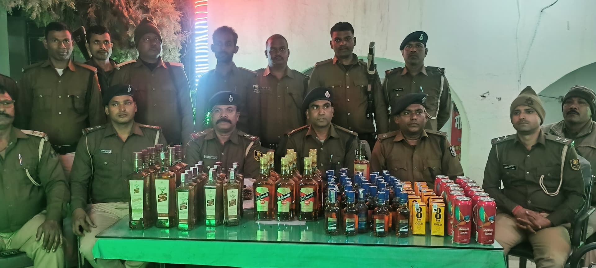 शराब को लेकर छापेमारी, सरकारी कर्मी पत्नी के साथ गिरफ्तार