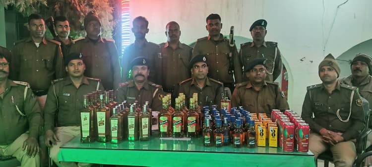 शराब को लेकर छापेमारी, सरकारी कर्मी पत्नी के साथ गिरफ्तार
