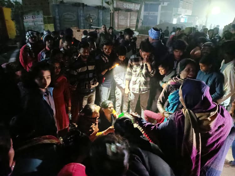 अनियंत्रित ट्रैक्टर ने निगम के सफाई कर्मचारी को रौंदा, मुआवजे के लिए सड़क जाम