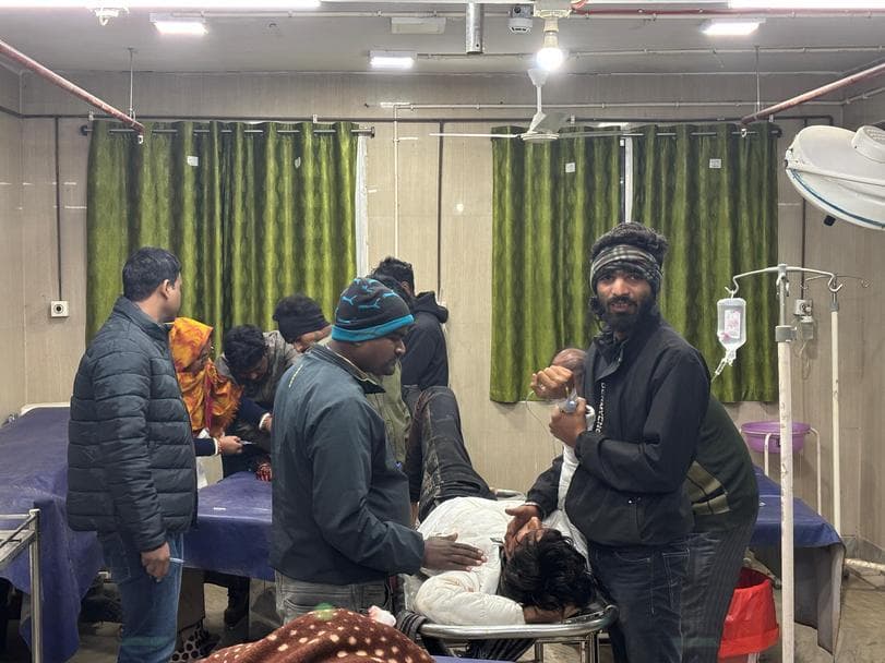 मैजिक से टकराया तेज रफ्तार बाइक, दो की हालत गंभीर