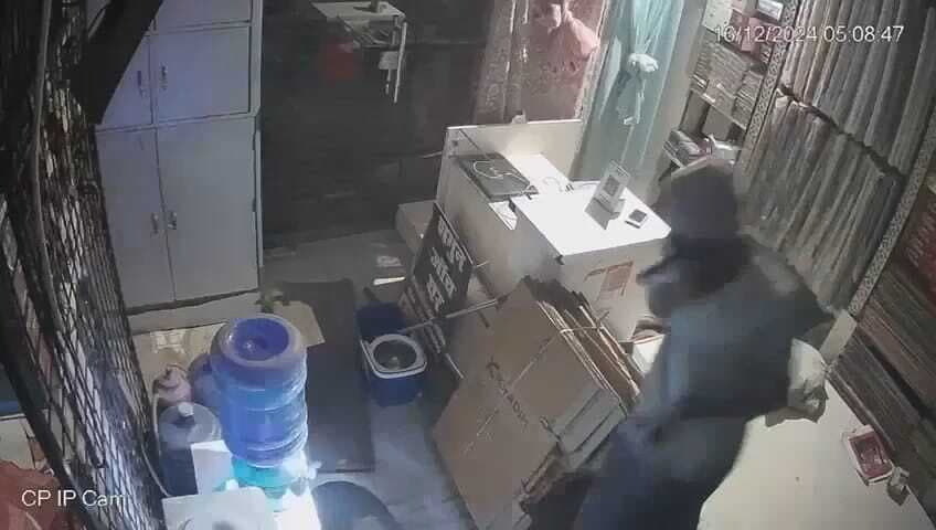 मेडिकल स्टोर और साड़ी दुकान का शटर तोड़ चार लाख की चोरी